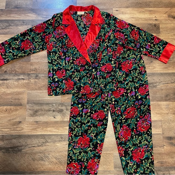 Vintage | Victoria’s Secret Gold Label Satin Pajama Sleep Set - Picture 2 of 11